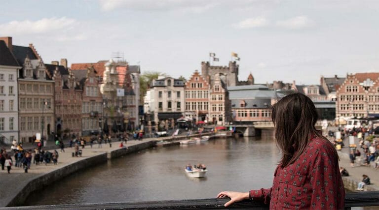 Meisje die uitkijkt over een rivier in België